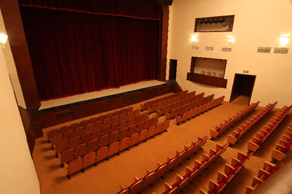 File:Aserbaidžaani vene teater_saal.jpg